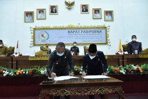 Bupati Tubaba Umar Ahmad, SP dan Ketua DPRD Ponco Nugroho, ST menandatangani Nota Kesepakatan KUA-PPAS APBD-P Tahun Anggaran 2021 dalam rapat paripurna yang berlangsung di Aula Sidang Gedung DPRD Tubaba, Kamis (26/8/2021). Foto : Kominfo Tubaba