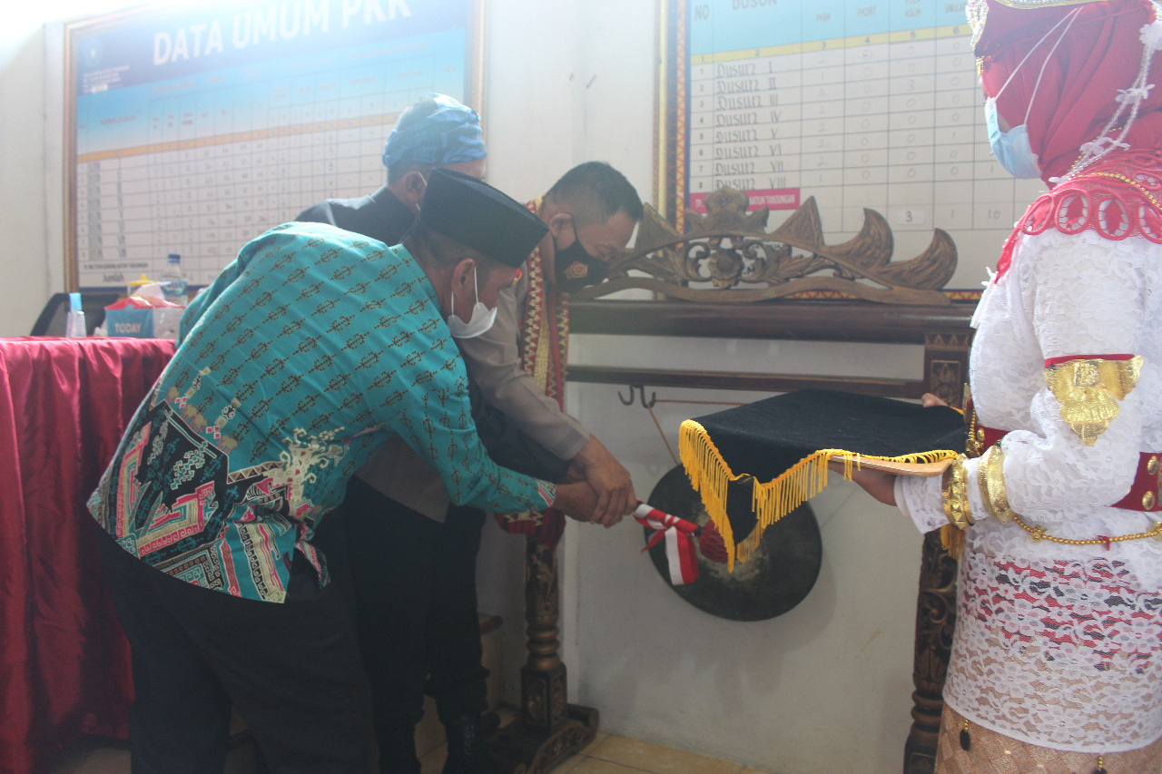 Kapolres Tubaba AKBP. Sunhot P. Silalahi, S.IK, MM memukul gong sebagai tanda dilaunchingnya Tiyuh Gunung Katun Tanjungan sebagai Tiyuh Tangguh Bersih Narkoba. Acara berlangsung di balai tiyuh setempat, Kamis (26/8/2021). Foto : Humas Polres Tubaba