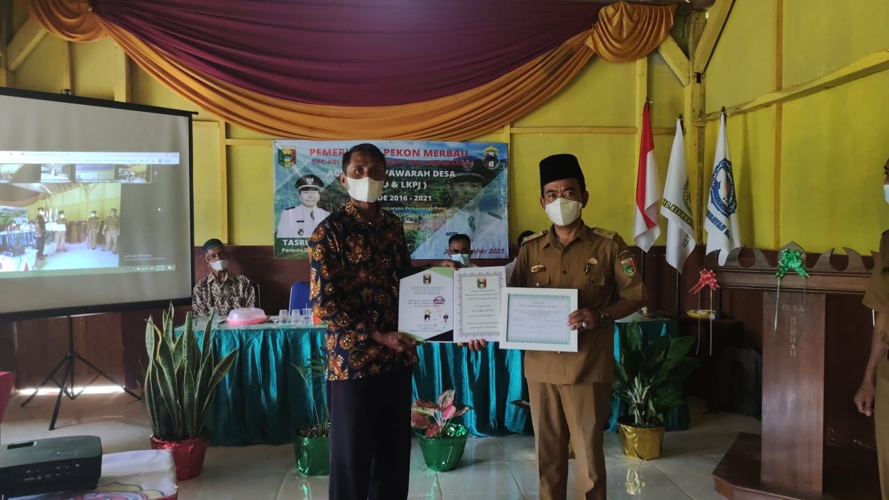 Prosesi penyerahan LPJ akhir masa jabatan Tasrudin selaku Kepala Pekon Merbau, Kecamatan Kelumbayan Barat-Tanggamus, di balai pekon setempat, Senin (27/12/2021). Foto : hen